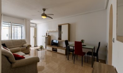 Begane grond appartement met 2 slaapkamers en zwembad nabij Vistabella Golf