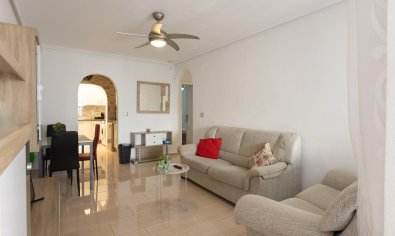 Begane grond appartement met 2 slaapkamers en zwembad nabij Vistabella Golf