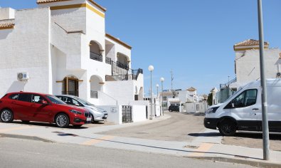 Begane grond appartement met 2 slaapkamers en zwembad nabij Vistabella Golf