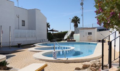 Begane grond appartement met 2 slaapkamers en zwembad nabij Vistabella Golf