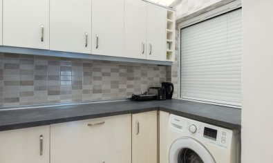 Begane grond appartement met 2 slaapkamers en zwembad nabij Vistabella Golf