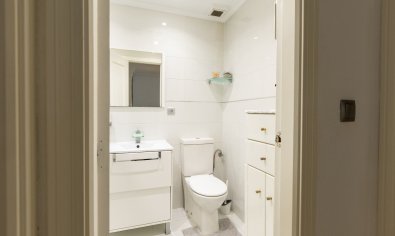 Begane grond appartement met 2 slaapkamers en zwembad nabij Vistabella Golf