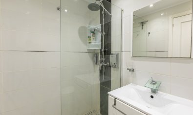 Begane grond appartement met 2 slaapkamers en zwembad nabij Vistabella Golf