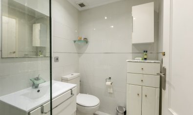 Begane grond appartement met 2 slaapkamers en zwembad nabij Vistabella Golf