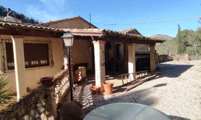 Exclusieve 19e-eeuwse finca in Alcoy met 10 slaapkamers en privézwembad