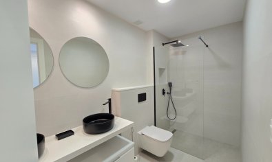 Gelijkvloers modern appartement met 2 slaapkamers en zwembad in Pilar de la Horadada