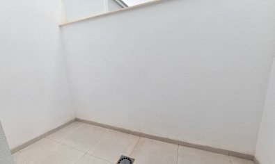 Gelijkvloers modern appartement met 2 slaapkamers en zwembad in Pilar de la Horadada