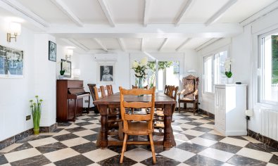 Resale - Villa -
Dehesa De Campoamor