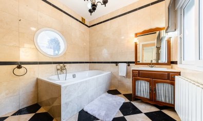 Resale - Villa -
Dehesa De Campoamor