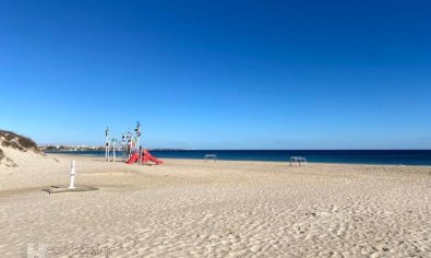 Gelijkvloers appartement met 2 slaapkamers, terras en zwembad in Pilar de la Horadada