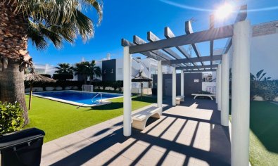 Bungalow met groot solarium en gemeenschappelijk zwembad in Torrevieja