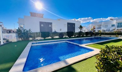 Bungalow met groot solarium en gemeenschappelijk zwembad in Torrevieja