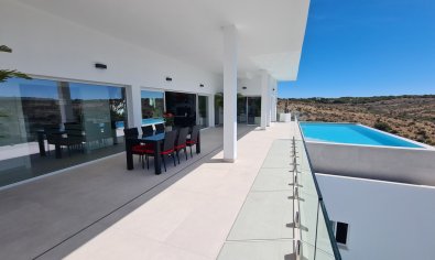 Luxe villa in La Marina met panoramisch uitzicht, zwembad en nabij strand