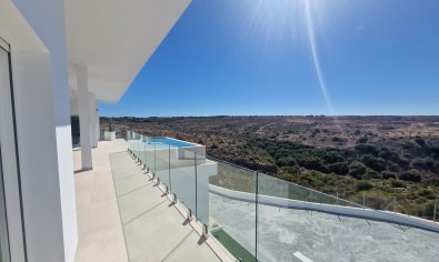 Luxe villa in La Marina met panoramisch uitzicht, zwembad en nabij strand