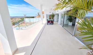 Luxe villa in La Marina met panoramisch uitzicht, zwembad en nabij strand