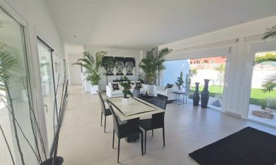 Luxe villa in La Marina met panoramisch uitzicht, zwembad en nabij strand
