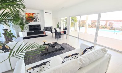 Luxe villa in La Marina met panoramisch uitzicht, zwembad en nabij strand