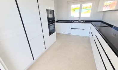 Luxe villa in La Marina met panoramisch uitzicht, zwembad en nabij strand