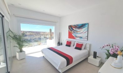 Luxe villa in La Marina met panoramisch uitzicht, zwembad en nabij strand