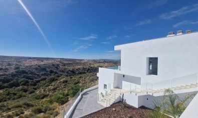 Luxe villa in La Marina met panoramisch uitzicht, zwembad en nabij strand