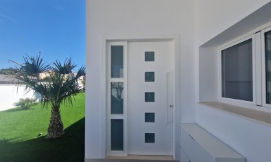 Luxe villa in La Marina met panoramisch uitzicht, zwembad en nabij strand