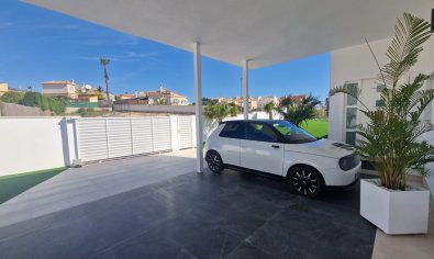 Luxe villa in La Marina met panoramisch uitzicht, zwembad en nabij strand