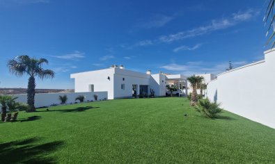 Luxe villa in La Marina met panoramisch uitzicht, zwembad en nabij strand
