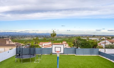 Moderne villa met privézwembad, uitzicht & luxe afwerking in Algorfa, Alicante