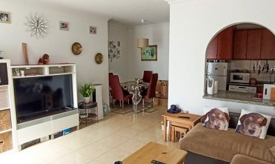 Begane grond appartement met 2 slaapkamers, zwembad en parkeergarage in Formentera del Segura