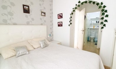 Begane grond appartement met 2 slaapkamers, zwembad en parkeergarage in Formentera del Segura