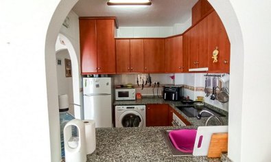 Begane grond appartement met 2 slaapkamers, zwembad en parkeergarage in Formentera del Segura