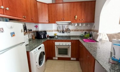 Begane grond appartement met 2 slaapkamers, zwembad en parkeergarage in Formentera del Segura