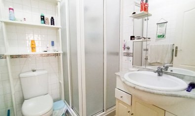 Begane grond appartement met 2 slaapkamers, zwembad en parkeergarage in Formentera del Segura