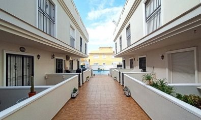 Begane grond appartement met 2 slaapkamers, zwembad en parkeergarage in Formentera del Segura