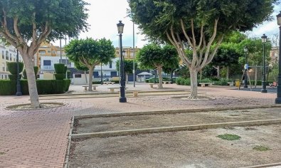 Begane grond appartement met 2 slaapkamers, zwembad en parkeergarage in Formentera del Segura