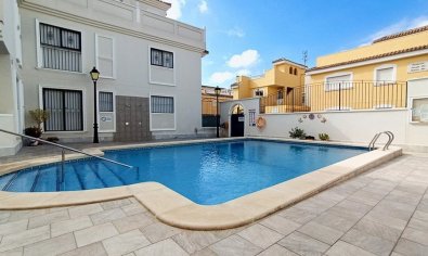 Begane grond appartement met 2 slaapkamers, zwembad en parkeergarage in Formentera del Segura