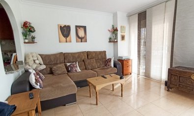 Begane grond appartement met 2 slaapkamers, zwembad en parkeergarage in Formentera del Segura