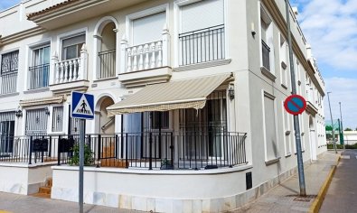 Begane grond appartement met 2 slaapkamers, zwembad en parkeergarage in Formentera del Segura