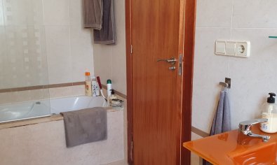 Moderne villa met 4 slaapkamers, privézwembad en uitzicht op zoutmeren Quesada