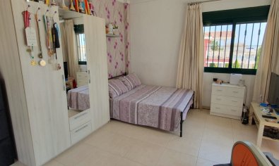 Moderne villa met 4 slaapkamers, privézwembad en uitzicht op zoutmeren Quesada