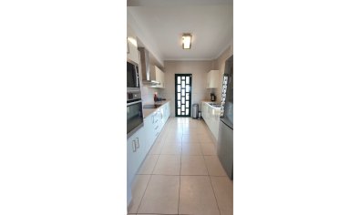 Moderne villa met 4 slaapkamers, privézwembad en uitzicht op zoutmeren Quesada