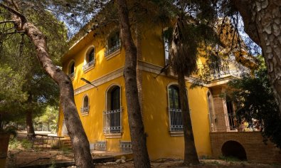 ﻿Luxury 5-bedroom villa in Ciudad Quesada with a private pool and large lot