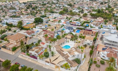 Villa de lujo con vistas al mar, 5 dormitorios y amplia parcela en Ciudad Quesada