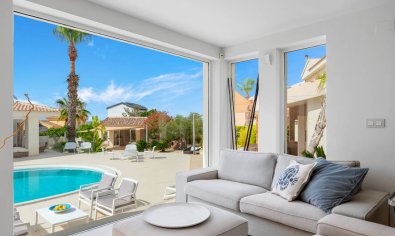 Villa de lujo con vistas al mar, 5 dormitorios y amplia parcela en Ciudad Quesada