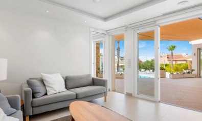 Villa de lujo con vistas al mar, 5 dormitorios y amplia parcela en Ciudad Quesada