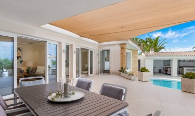 Villa de lujo con vistas al mar, 5 dormitorios y amplia parcela en Ciudad Quesada