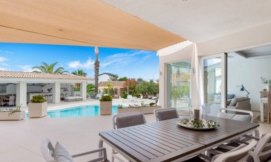 Villa de lujo con vistas al mar, 5 dormitorios y amplia parcela en Ciudad Quesada