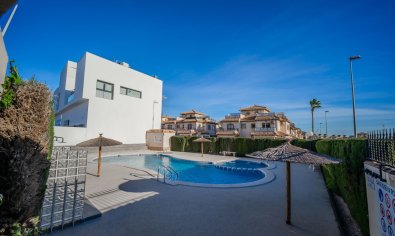 La Zenia: Instapklare villa met privézwembad, solarium en zeezicht, dichtbij strand