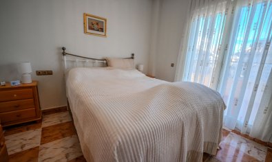 La Zenia: Instapklare villa met privézwembad, solarium en zeezicht, dichtbij strand