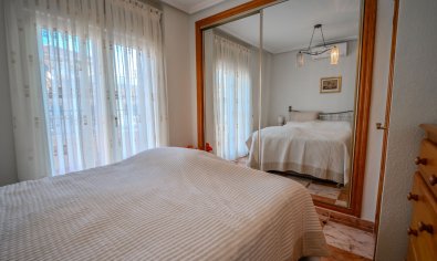 La Zenia: Instapklare villa met privézwembad, solarium en zeezicht, dichtbij strand